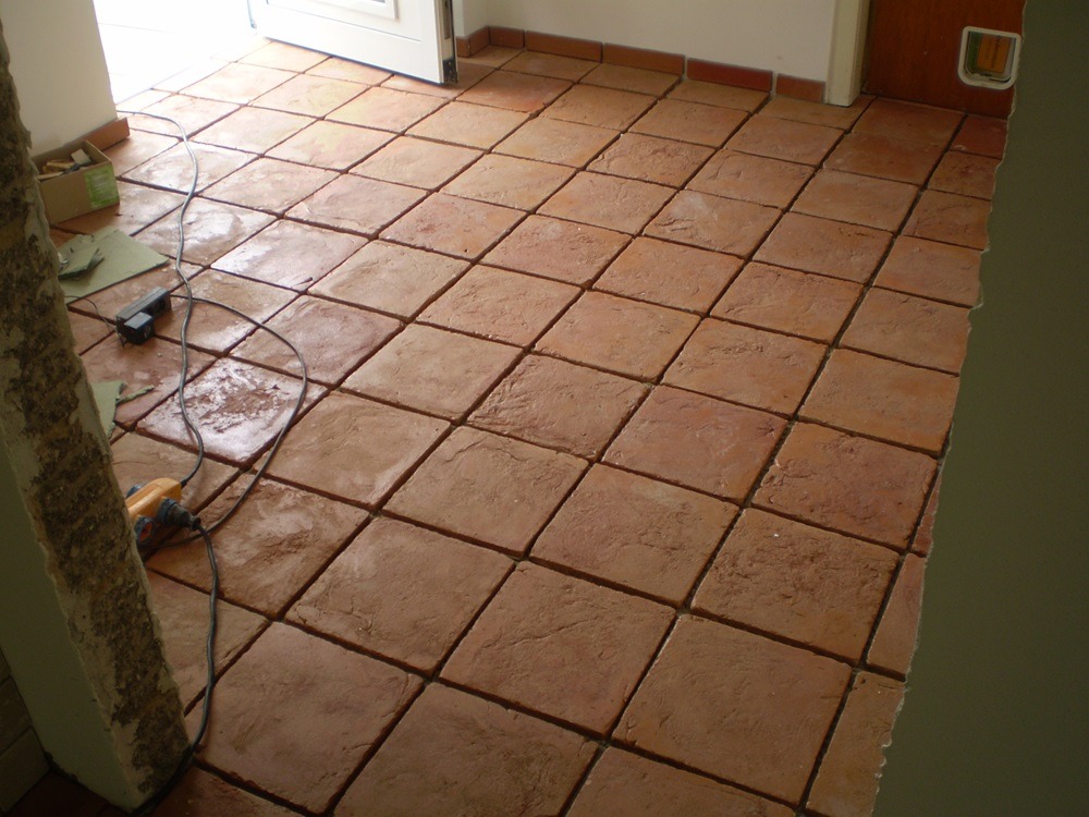 TerraCotta Bodenplatten bei der Verlegung